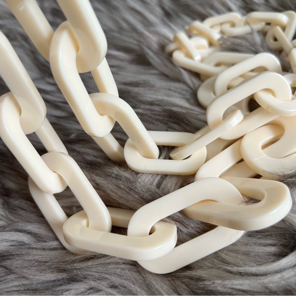 RARA AVIS by Iris Apfel Chained Resin
Chain Linked Necklace Ivory - Picture 4 of 4
